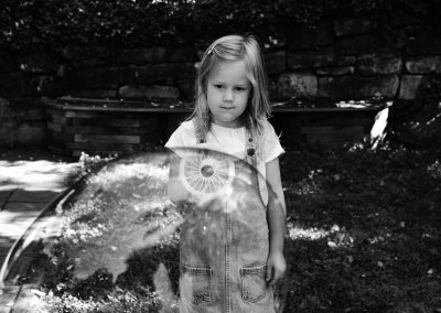 Familien Reportage, Familien Bilder, Portrait Mädchen Outdoor, S/W